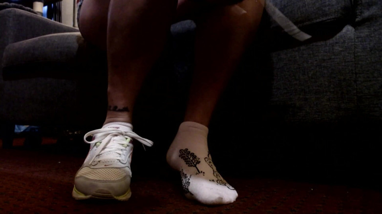 Abby Anna: Sneakers dan kaus kaki pergelangan kaki