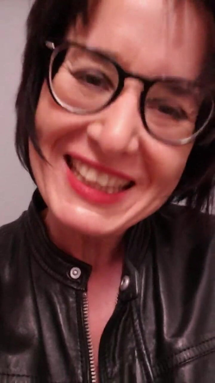 JulieEroticDress: MILF stříkání v práci