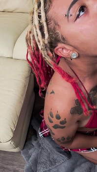 Creampie Interracial: Une Fille Tatouée En Dreadlock Mixte Se Fait Remplir Sur Un Canapé