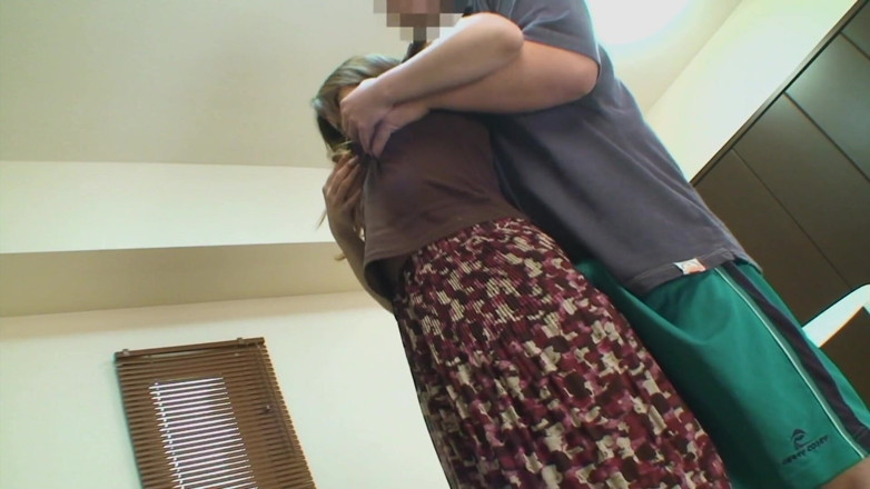Asian Addiction: Yumi kajiyama在一个饥渴的鸡巴接近脸时激发了活力