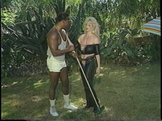 First Black Sexperience: นมใหญ่บลอนด์หีแพนธ์ขี่ควยต่างชาติในโรงรถ
