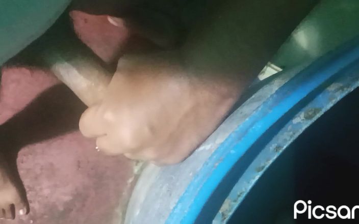 Indianboy4545: Người đàn ông Ấn Độ sụt cu xuất tinh khi chơi con cu to Ấn Độ