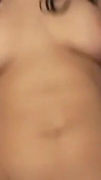 Gorge profonde, une grosse bite noire s’étouffe en doigtant sa chatte mouillée et baveuse