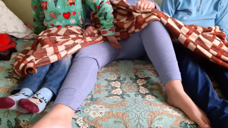 Lesbian-illusion: Die stiefschwester meiner freundin wichst mich ab, während wir zu...