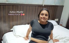 Cowok berondong ini dientot sama kakak ipar india saat lagi masturbasi di kamar mandi, dan memeknya dikasih tawaran seks sama pacarnya