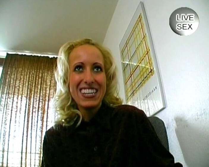 Deutsche Frauen: ドイツ出身のセクシーな女の子が彼女の大人のおもちゃで彼女のパイパンのおまんこを濡らす