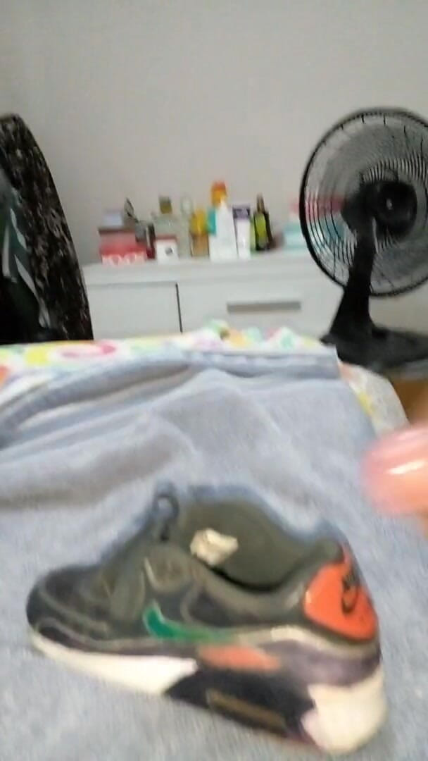 Sneakerfetish_BR: snikar meri puraani eyar maiks ko chodta aur viry nikaalta...