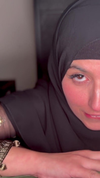 La moglie hijabi succhia un cazzo nero in segreto