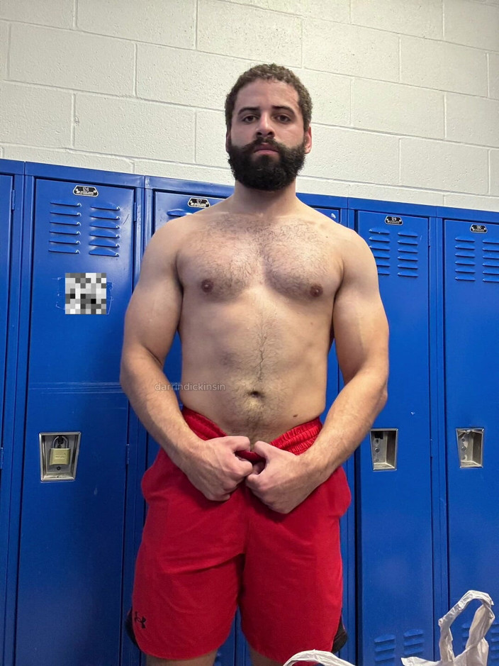 Darrindickinsin: Muscle Guy in Locker Room