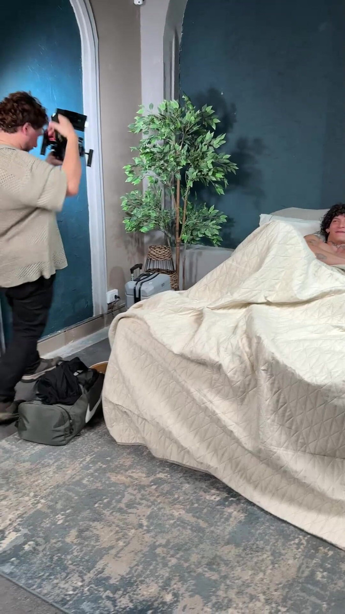 JordyFabian: पर्दे के पीछे! मैं अपनी सौतेली माँ के साथ एक बिस्तर साझा करता हूं और अंत में उसे जोर से घुसता हूं