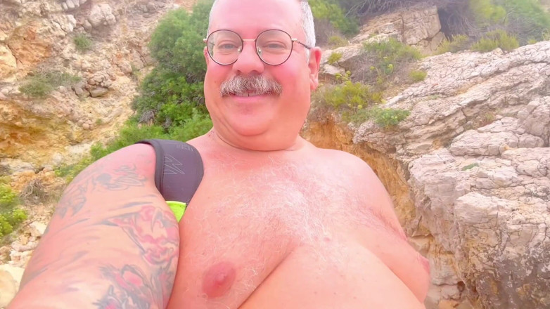 Hand-Free-Daddy-Chub: gupha men rahne ke baad kaptan gupha ke aadmi ko...