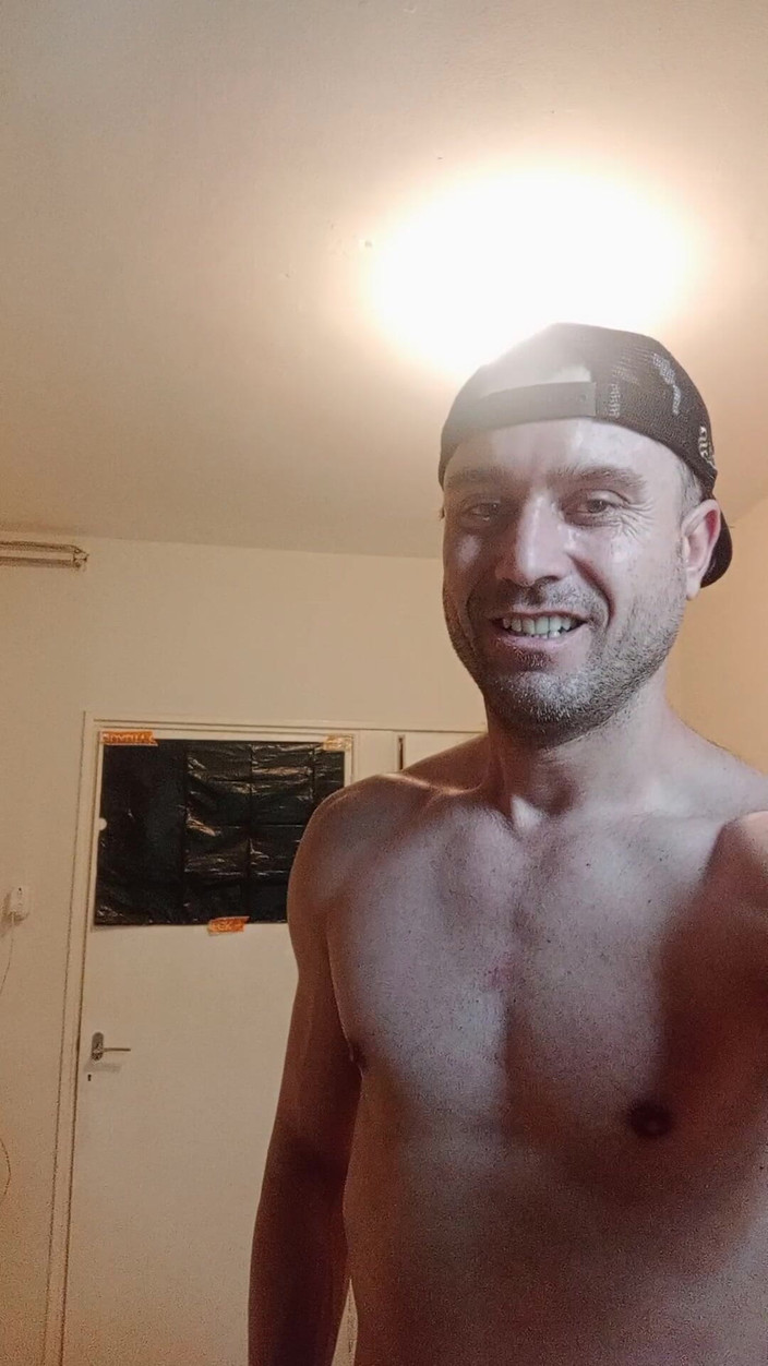 Jonnyjo: Sexy chlapec ukazuje lavičku