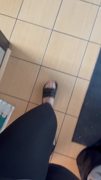 Pies en chanclas y caminando en chanclas