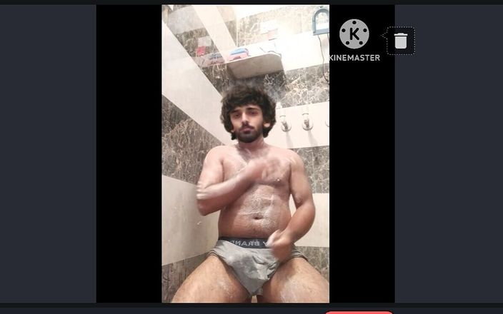 Desi Panda: Милий хлопець приймає душ і мастурбує й отримує камшот у туалеті