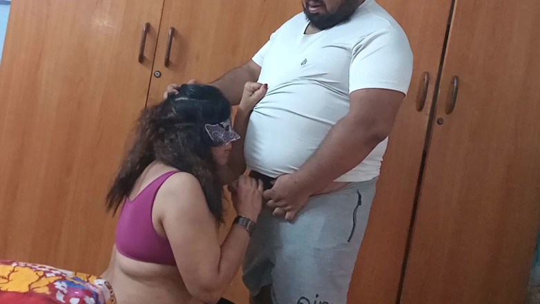 aliabegum: Une petite amie excitée a appelé son copain pour la...