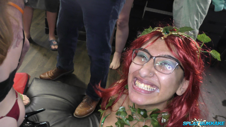 Bukkake team: Cosplay Dziewczyny Desi i Samantha dzielą się kogutami i spunk