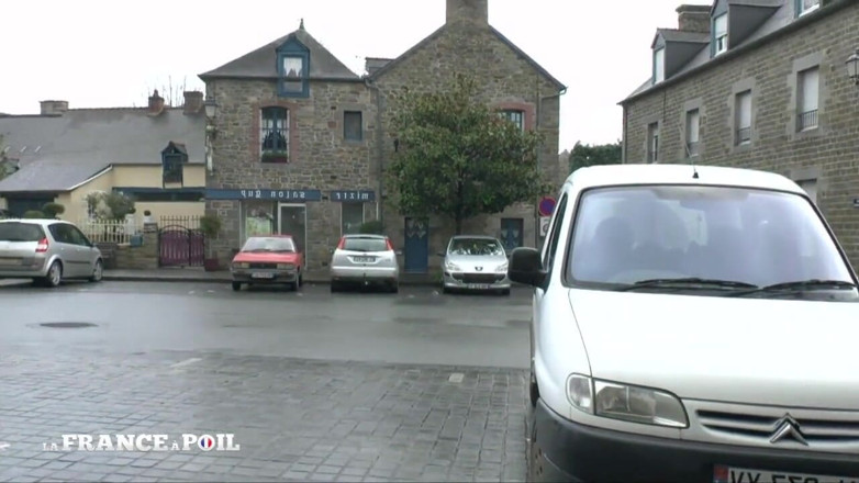 Rue Chaude: Exhibitionist Milf gets double penetration by strangers