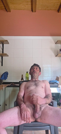 巨大なペニスを持つストレートの男がキャビンでオナニーしている
