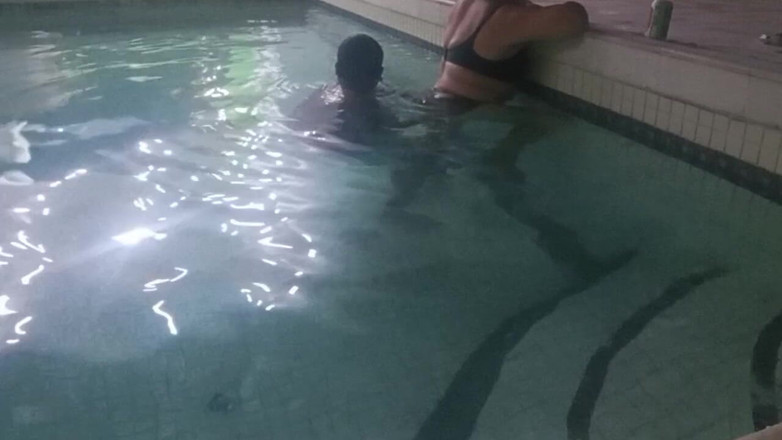 Milfta boohot: 호텔 수영장에서 모델하는 새엄마의 발 페티쉬