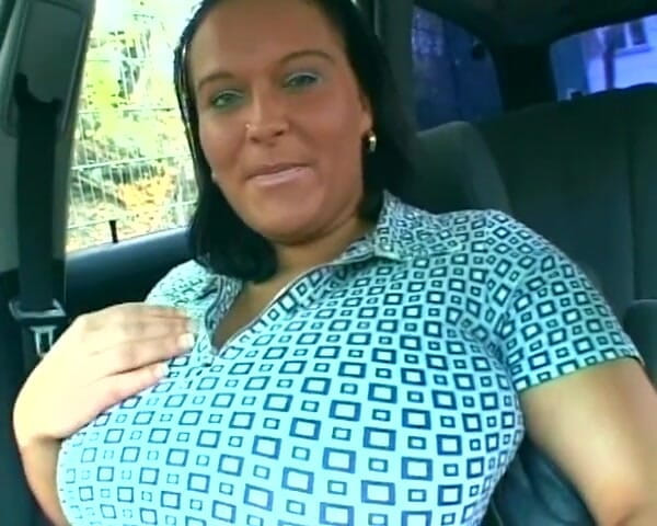 Busty German Sluts: ドイツ出身の曲線美の熟女が彼女の巨乳に射精