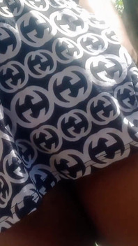 Verzweifelt nach einem wee hüpfen, pissen im freien