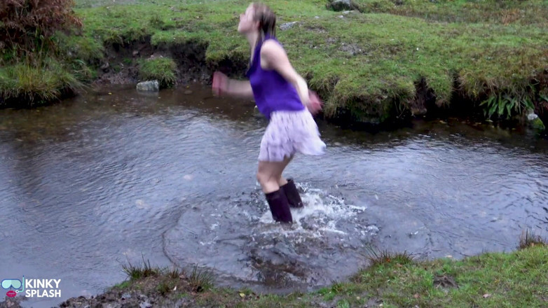 UKCuteGirl Lucy Lauren: Welly Sploshing in Boots and No Panties!