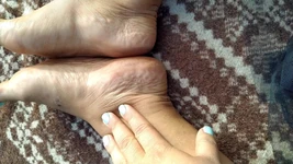 Seksi ayak fetişi anne parkta dinleniyor ve tırnaklarını yapıyor