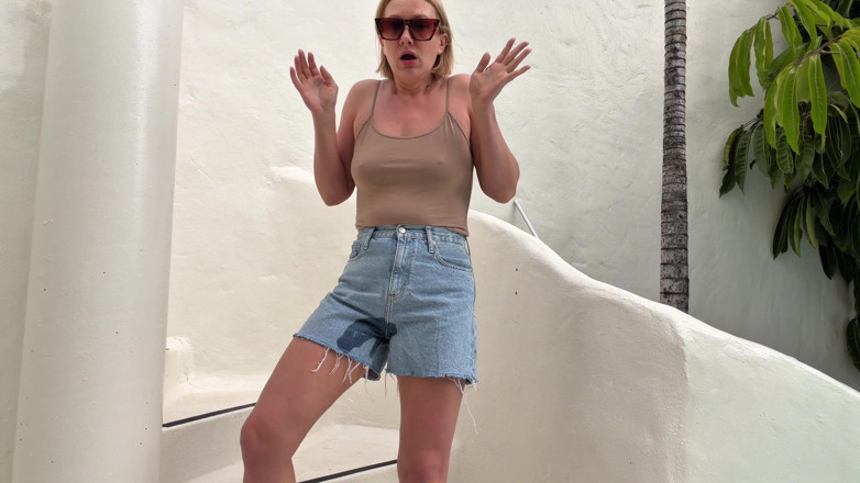 Emma Voyeur: Short En Jean Mouillant Désespéré Sur La Terrasse: Je Ne...