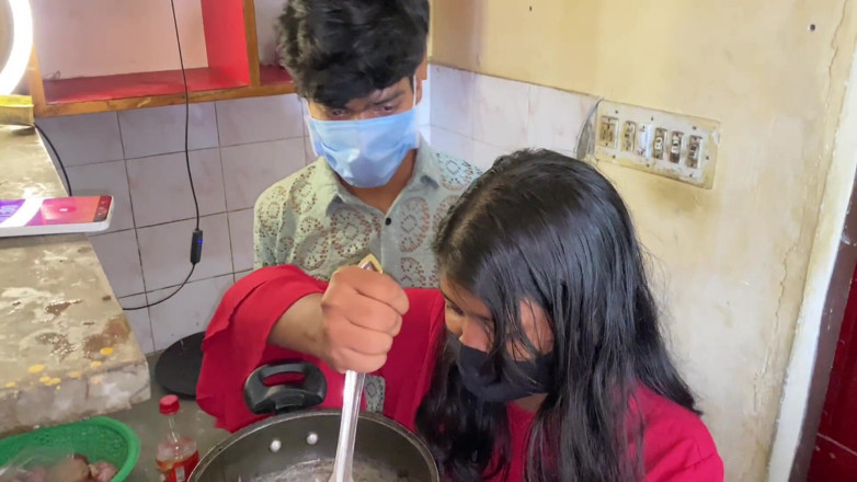 Indian Teen Girl's: Azgın Hintli kadın kocasının arkadaşı tarafından sert sikiliyor