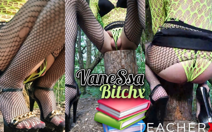 VaneSsa BiTCHx: La Pause Clope D'une Maîtresse D'école Travestie, Dans Un Parc.....