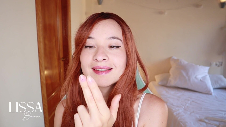 Lissa Brown: 用我所有的手指挑我的鼻子，并制造一个猪鼻子
