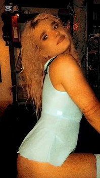 Une salope blonde danse