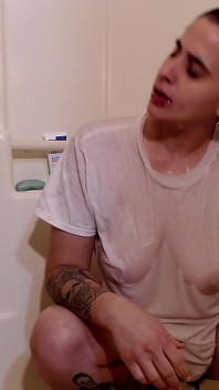 Nasses t-shirt necken