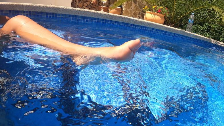 Europe MILFs Outdoor: Peituda loira milf cavalga pau selvagemmente à beira da piscina