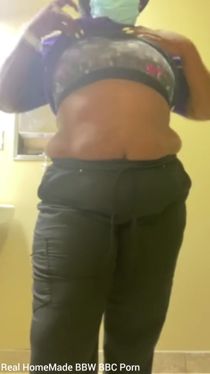 Super sexy ebony cuties: Apretando rebotando mis tetas mostrando mi coño en el trabajo