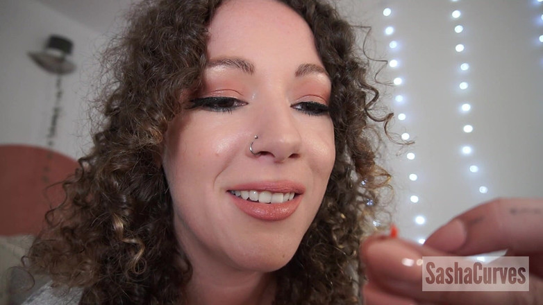 Sasha Curves: Bermain dengan Rakan Sebilik Kecil Saya