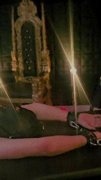 Stina stone femdom handjob trêu chọc từ chối ngồi lên mặt bởi bà chủ trong găng tay da phần 1