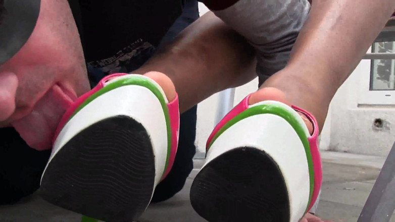 Femdom Austria: Limpieza de zapatos al aire libre