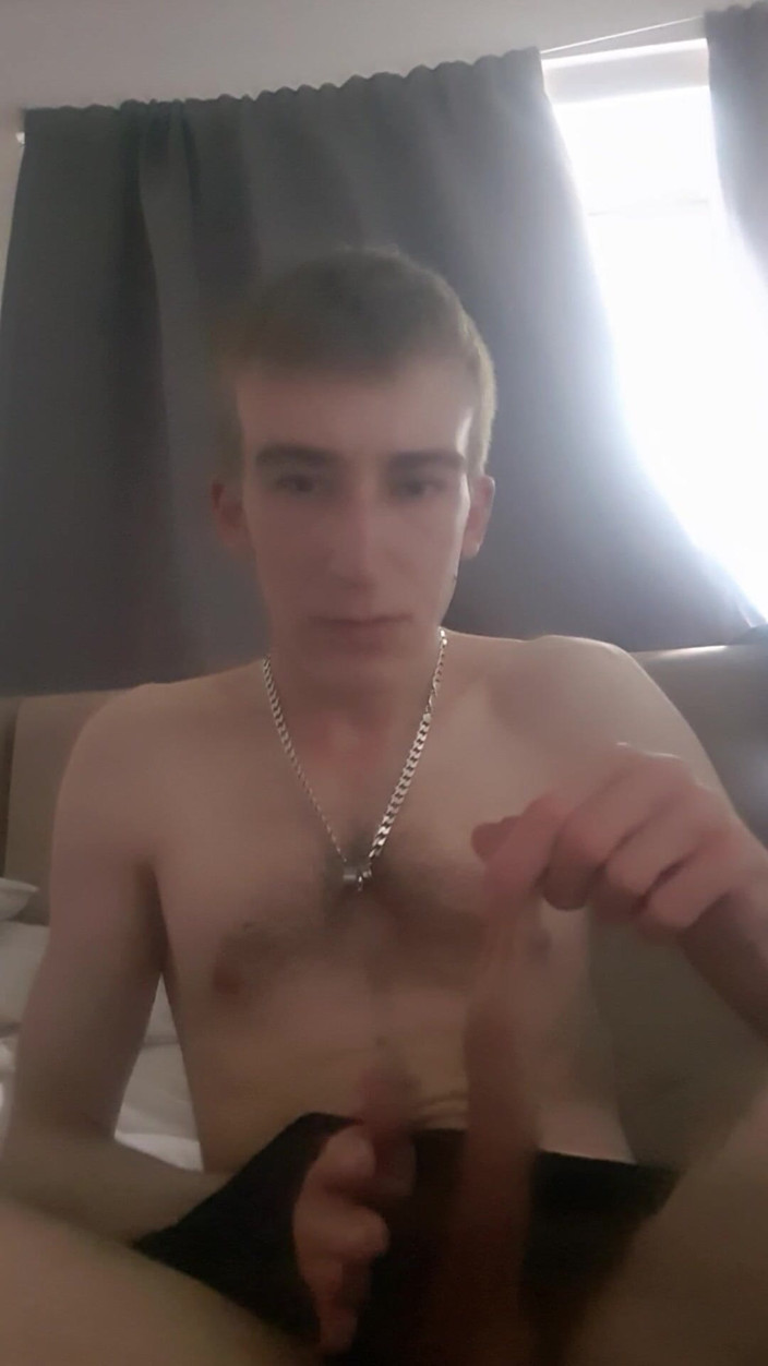 Adamross: Muchacho relajándose con gran polla floja