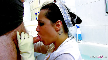 Full porn collection: La sexy donna delle pulizie shannya viene beccata e scopata...