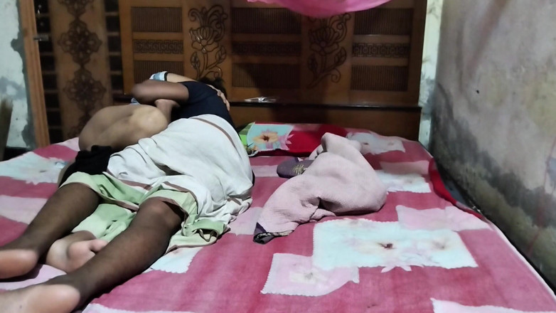 Deshi women: Hermanastra folla duro en habitación de 18 años - primera vez - sexo...