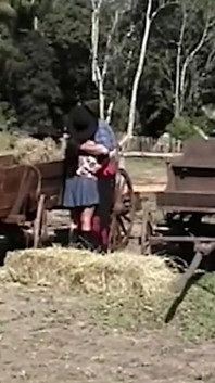 Брюнетка мамка вчиться кататися на члені на відкритому повітрі