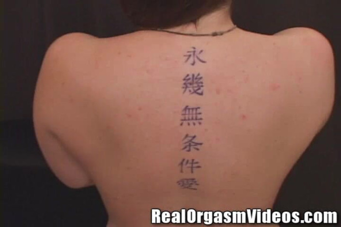 Sybian Orgasm Videos: 小さな胸のハーマイオニー・クント・バックス、シビアンライド、膣、幸せのオーガズム!