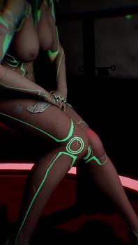Búp bê tình dục robot màu xanh lá cây gợi cảm đụ trong một buổi biểu diễn tình dục bdsm