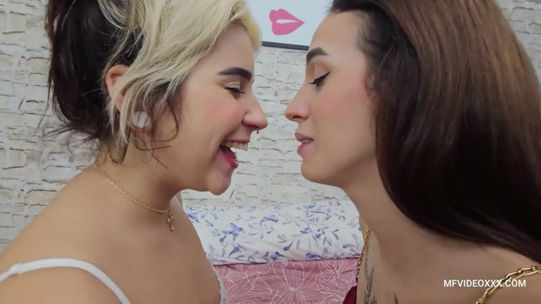 MF Lesbian: Appassionata succhiata di lingua