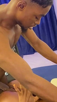 Mekanik seksi meregangkan magang memek sempit