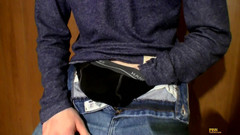 Piss Twinks: Cooper füllt ein Glas mit pisse