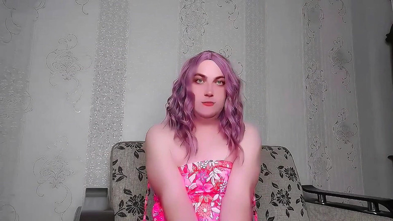 Kitty_Cross: Femboy ngọt ngào dựa vào lan can ban công lúc...