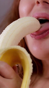 Masturbasi manis dengan pisang dan chupachup