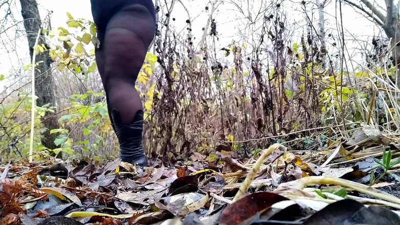 OurFetishLife: Wieczorowa sukienka nie przeszkadza dojrzałemu oddawaniu moczu